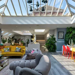 https://the-lodge.brighton-hotels-england.com